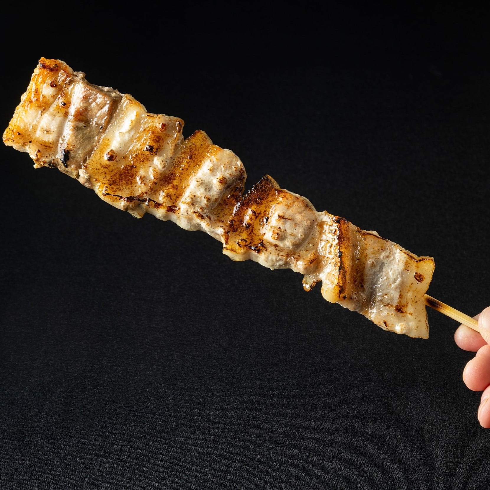 さかえ商店名物串「ジャンボ豚バラ串」（440円：税込）

その長さなんと＜30cm＞！！手に持ったらその重さを是非体感してください！！一人で丸ごと食べても良し！家族・お友達とシェアするも良し！もちろん食べ放題にラインナップされているから好きなだけお召し上がりください☆お味はシンプルな「お塩」、こだわりの「たれ」、濃厚な「チーズ」をご用意しております♪